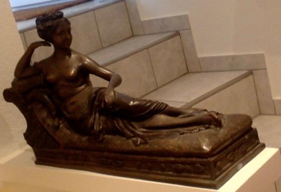 Neoclassical Bronze-Style Sculpture – Inspired by Canova’s Pauline Bonaparte - Meubles Monaco