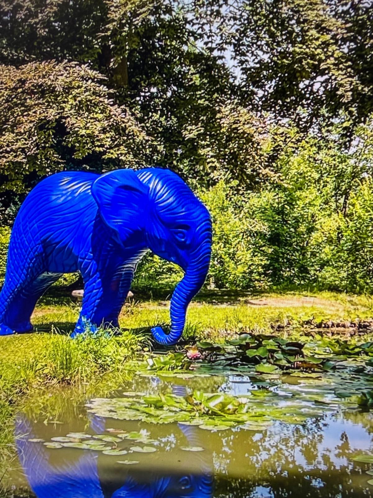 Cracking Art Giant Elephant – Limited Edition Monumental Sculpture in Electric Blue