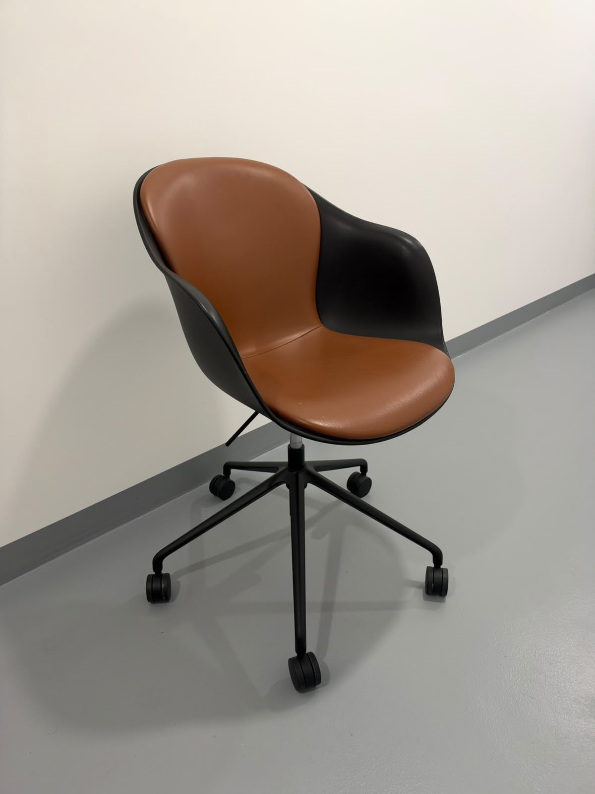 Sedia da ufficio BoConcept Adelaide in pelle color cognac