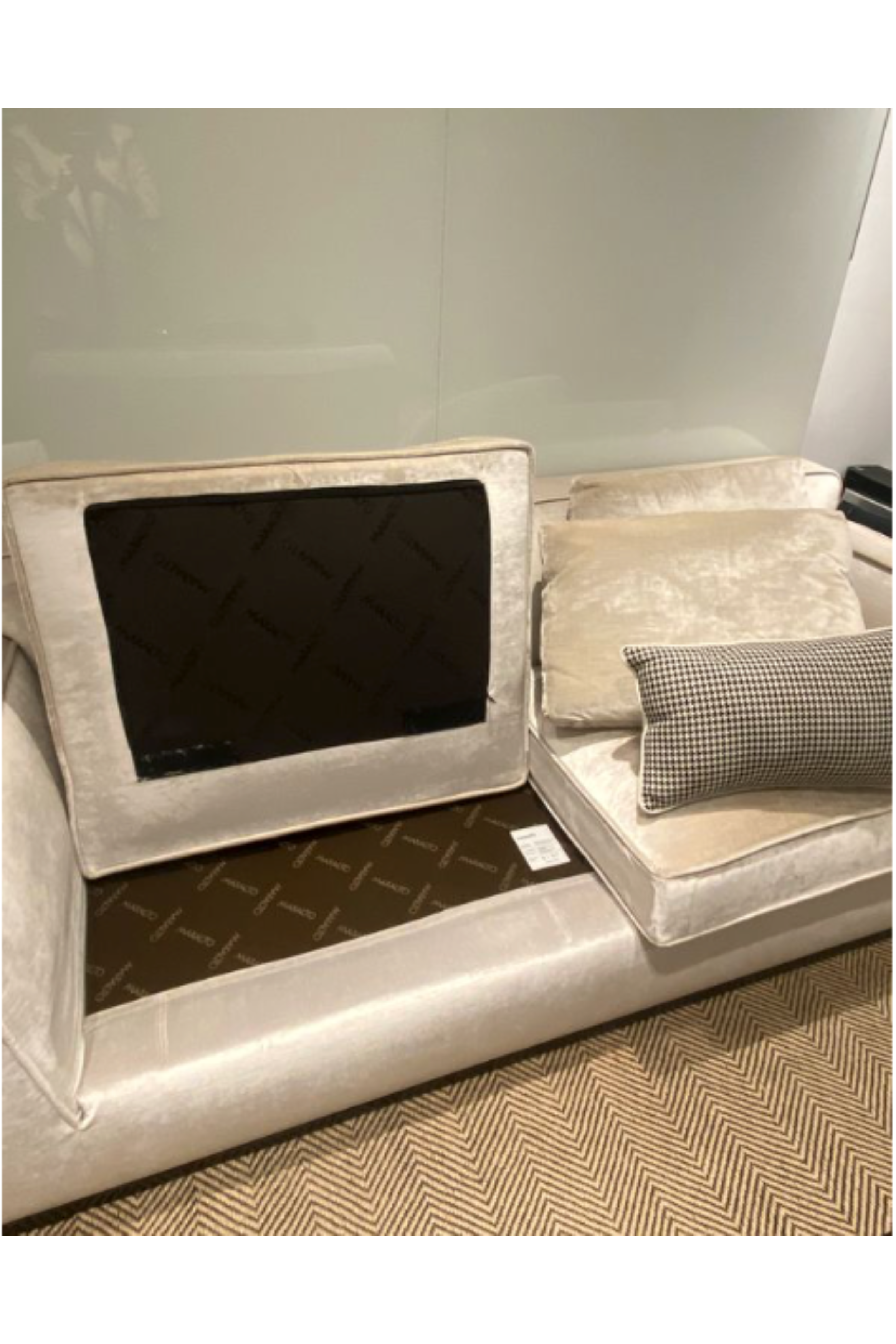 Maxalto 3-seater sofa by Giuseppe Caminiti, made in Italy, with plush upholstery and modern design, shown in a stylish living room setting.