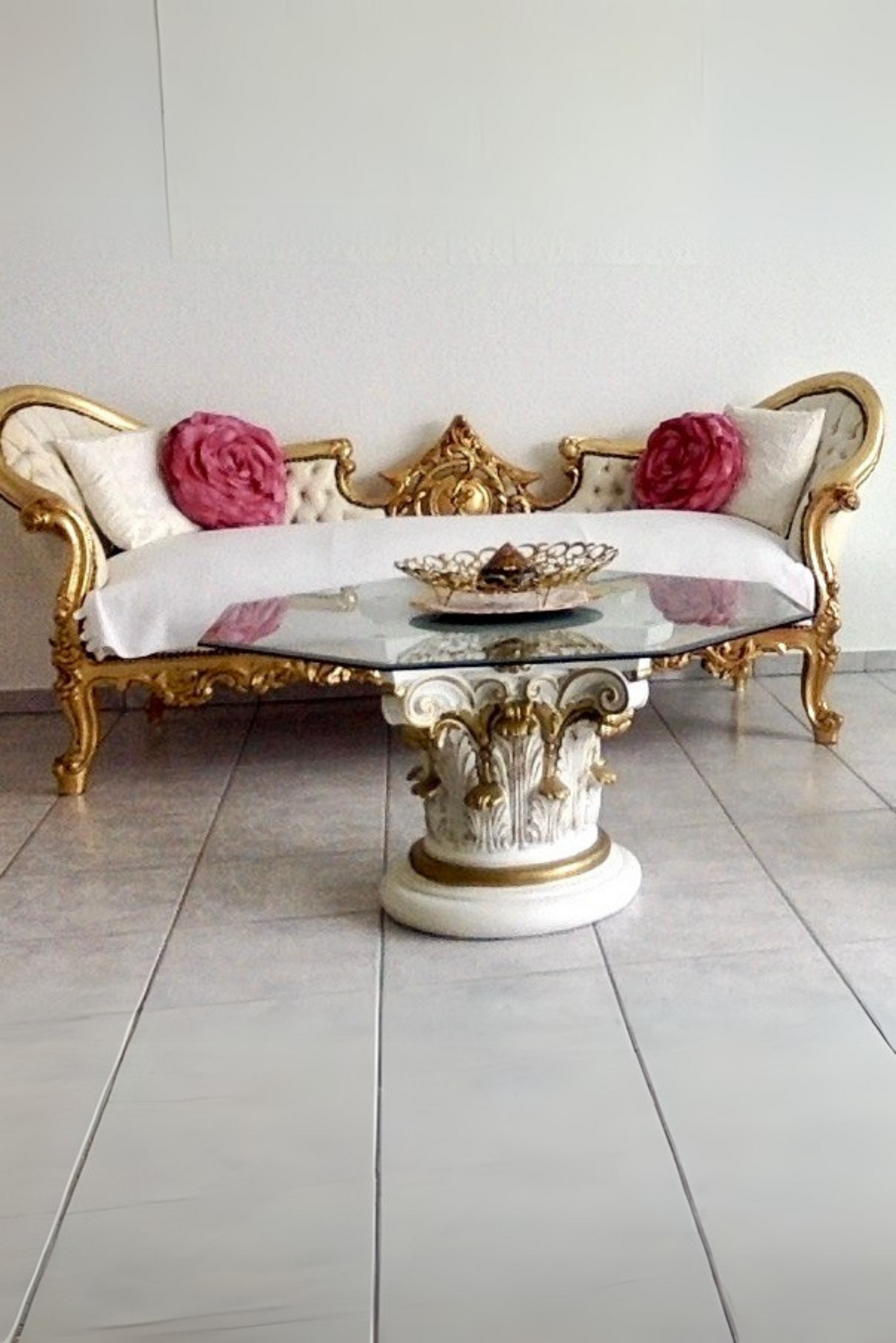 Elegant Baroque-Style Sofa – Hand-Gilded Frame