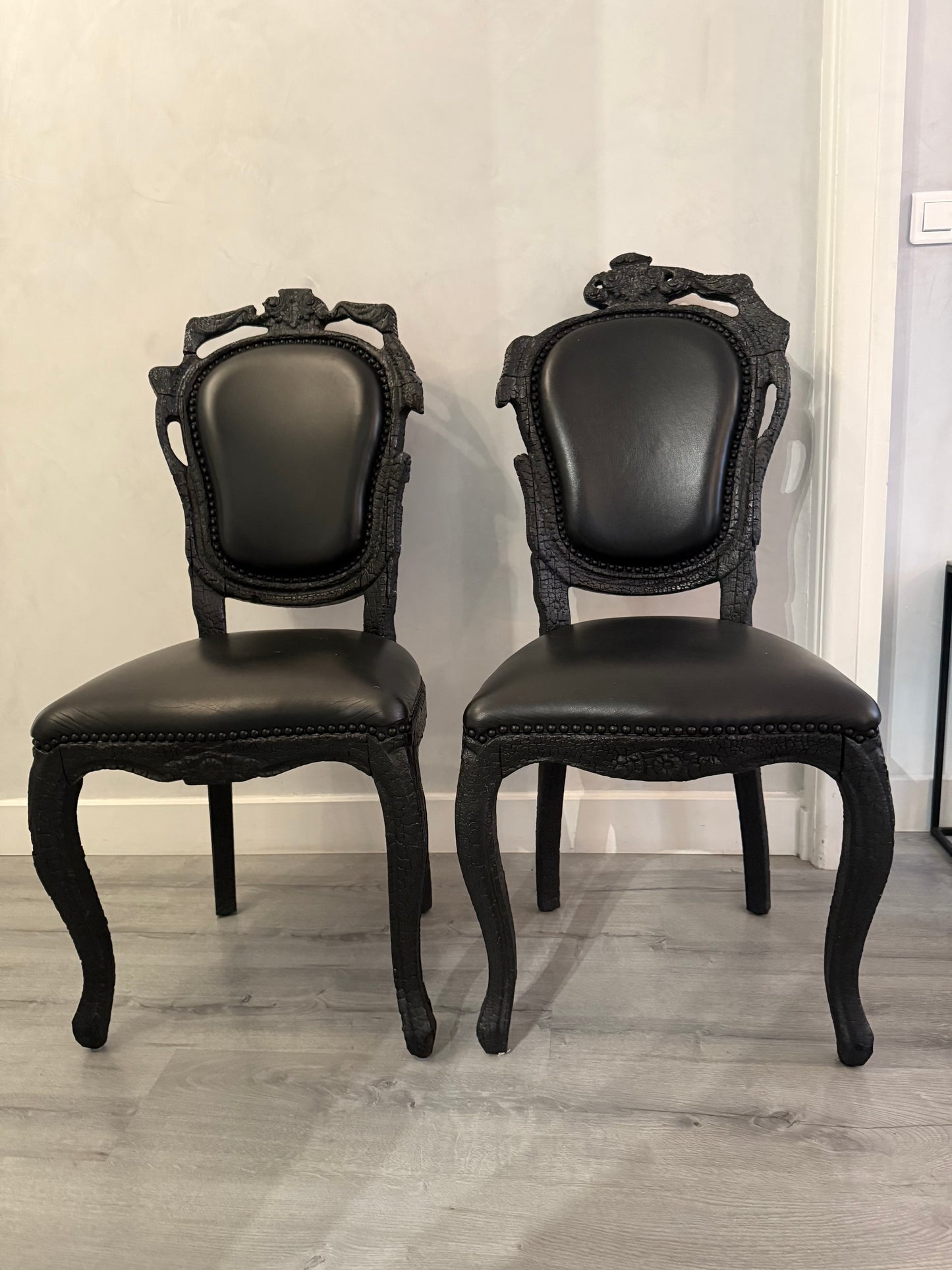 Chaises vintage en cuir noir Γ vendre Γ Monaco (Sud de la France)