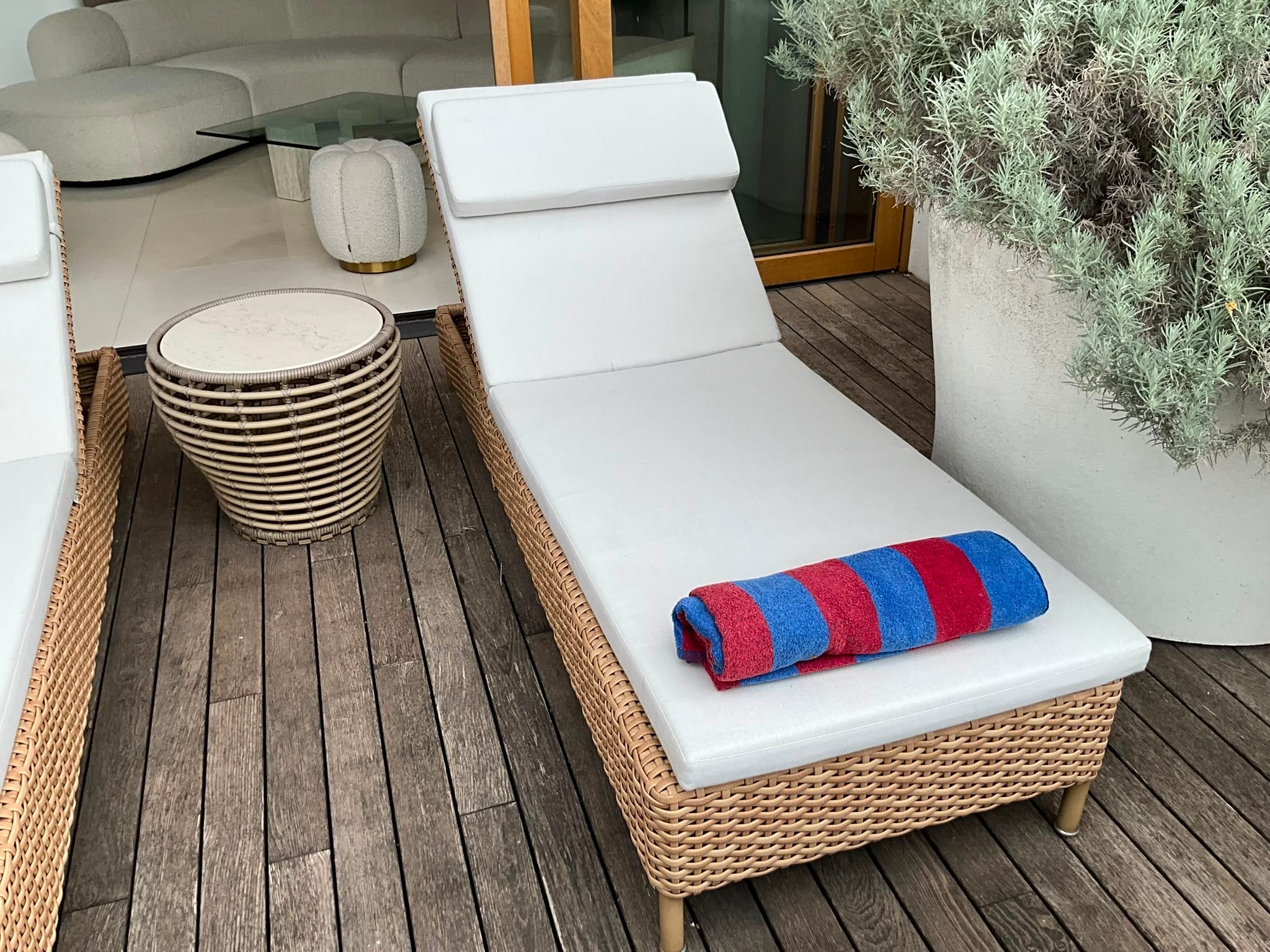 Paire de bains de soleil extérieurs tressés