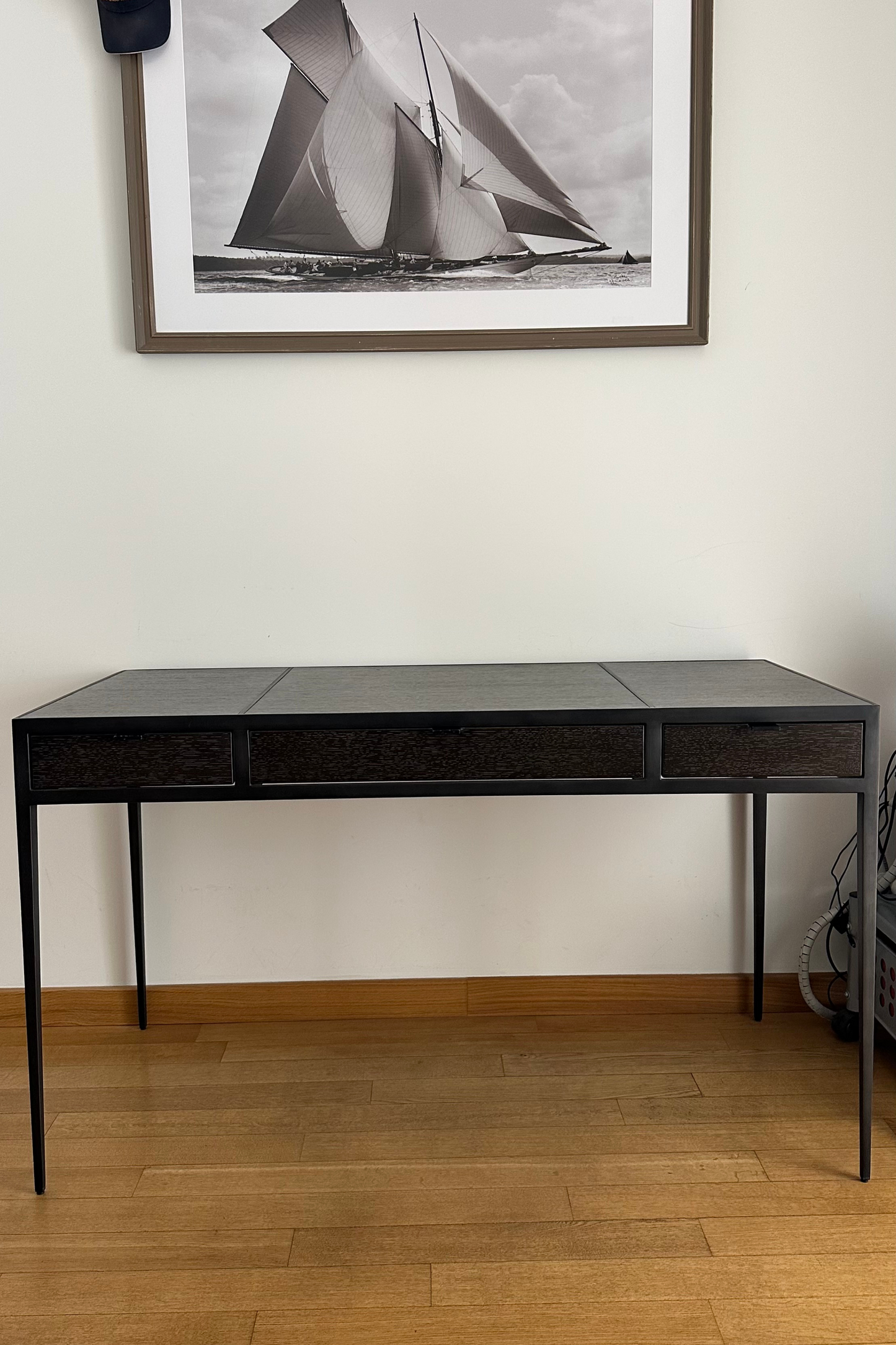 Second hand desk for sale in Monaco