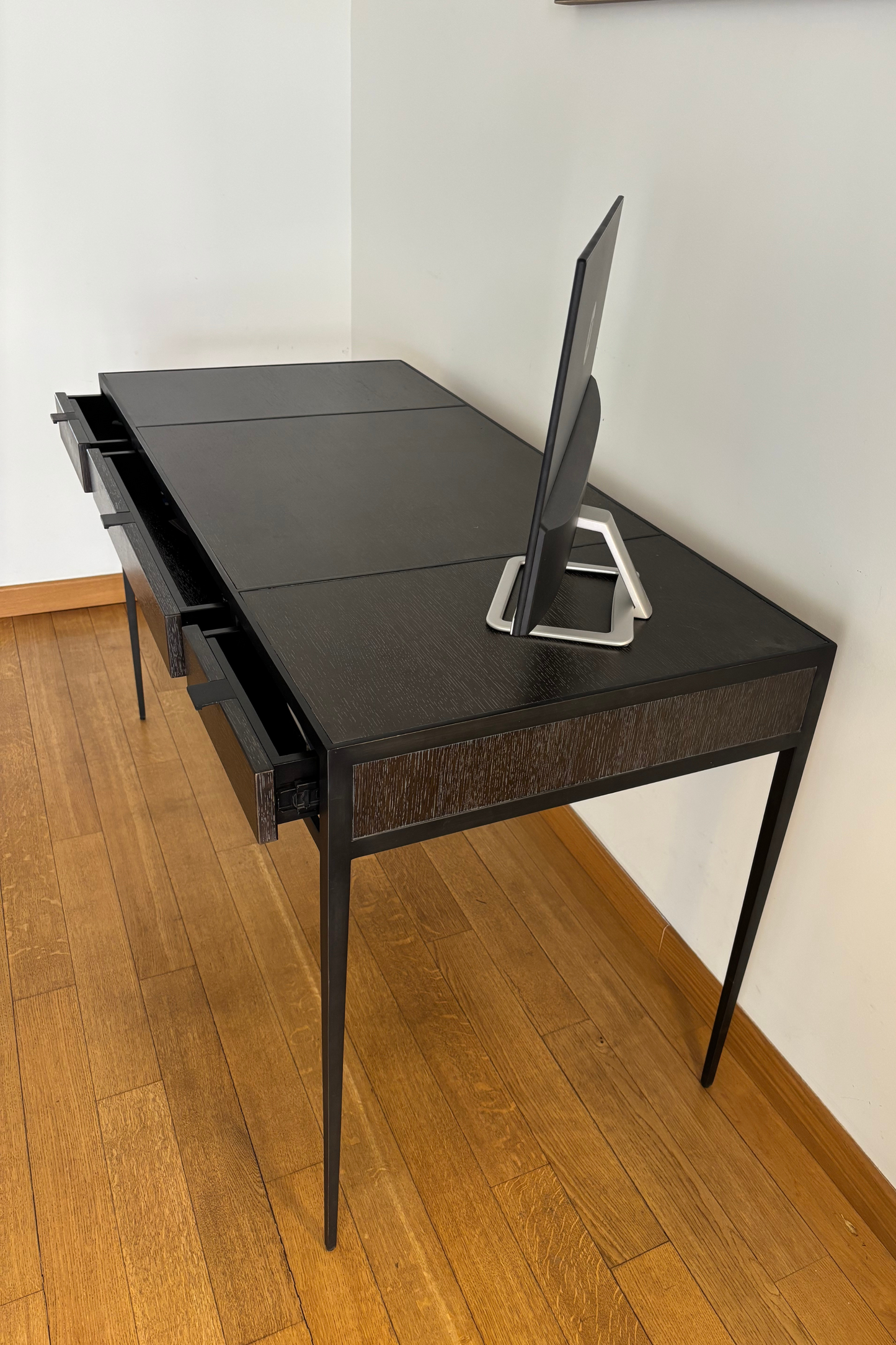 Second hand desk for sale in Monaco
