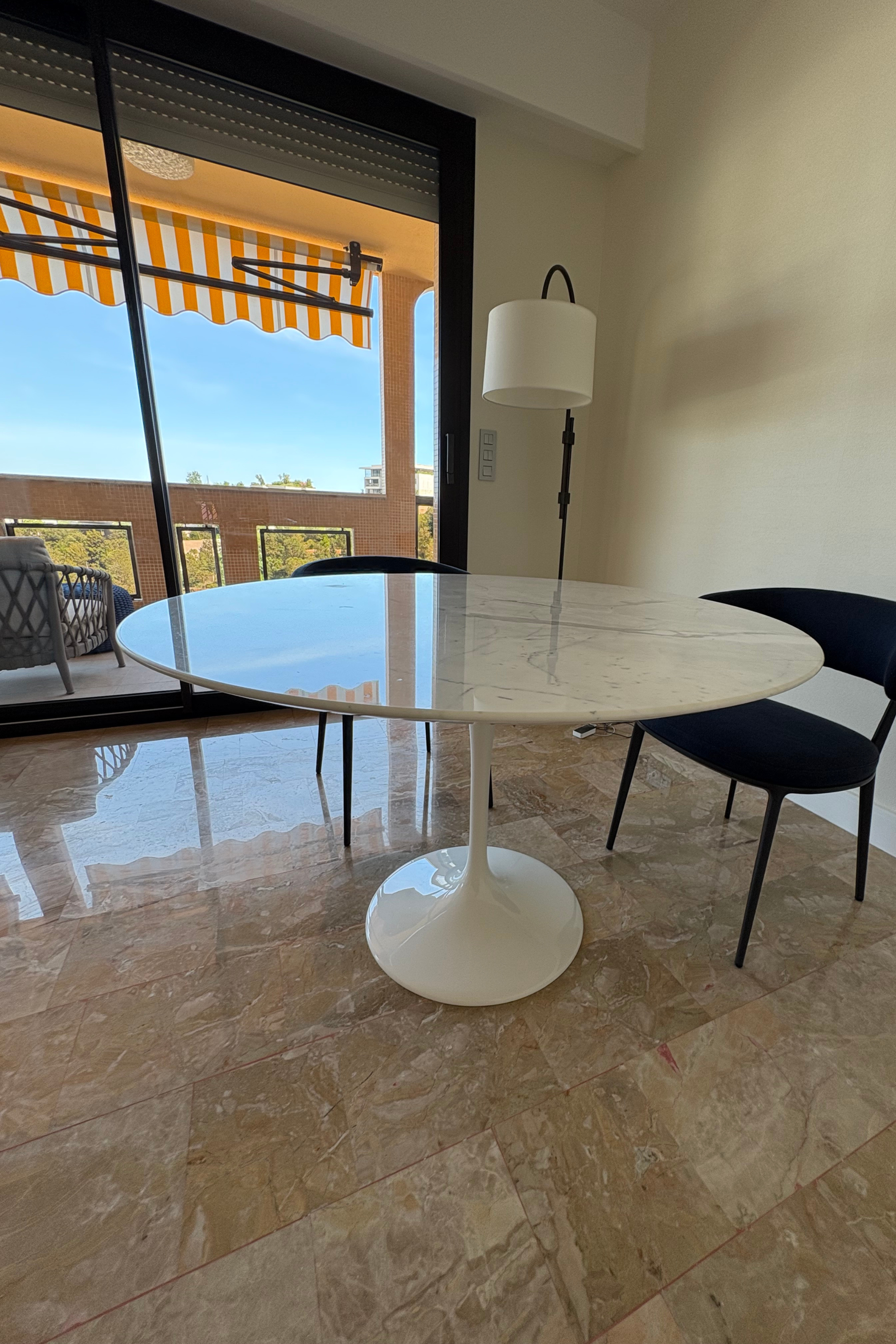 Dilectus Design Round Dining Table