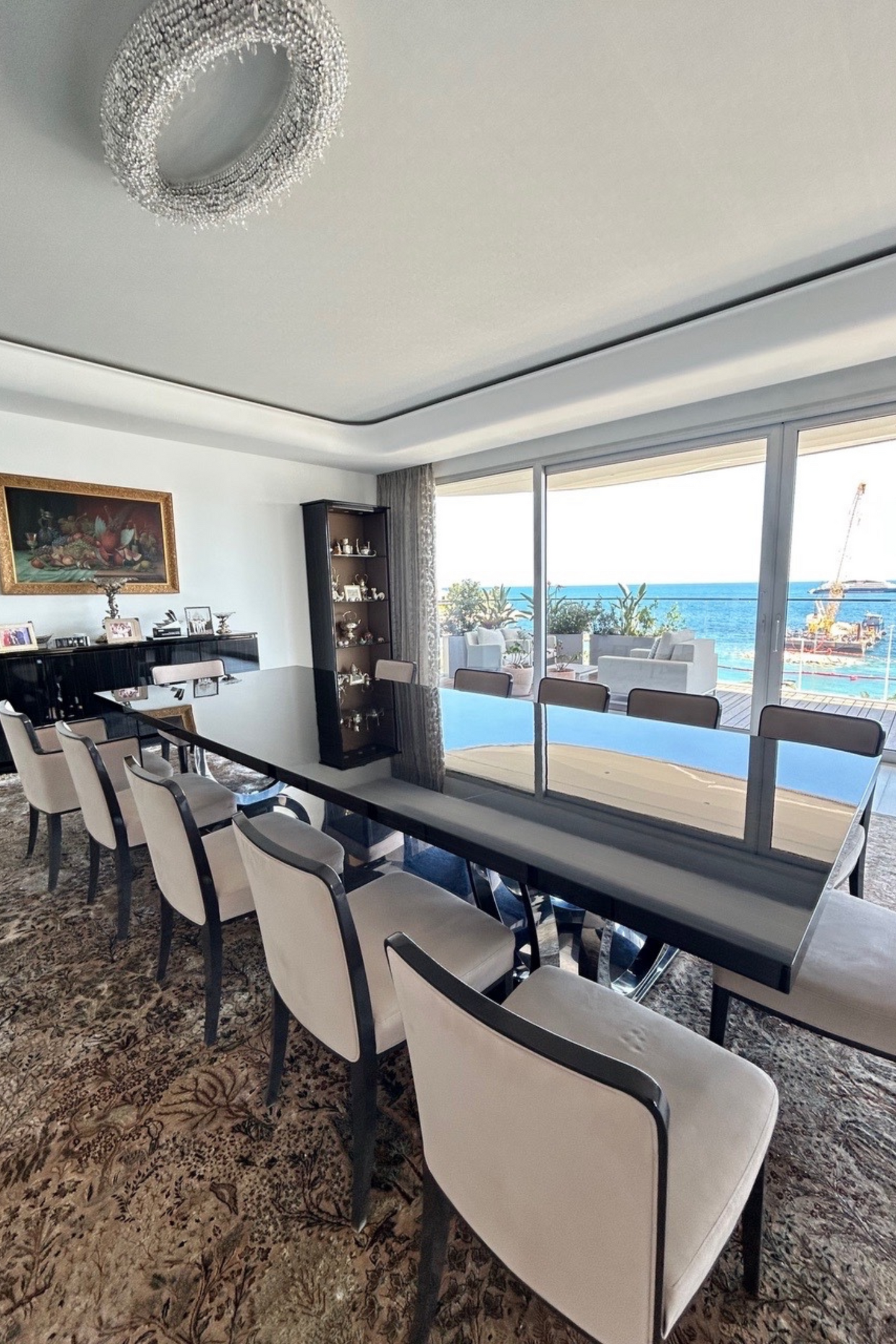 Table à manger laquée ébène FENDI