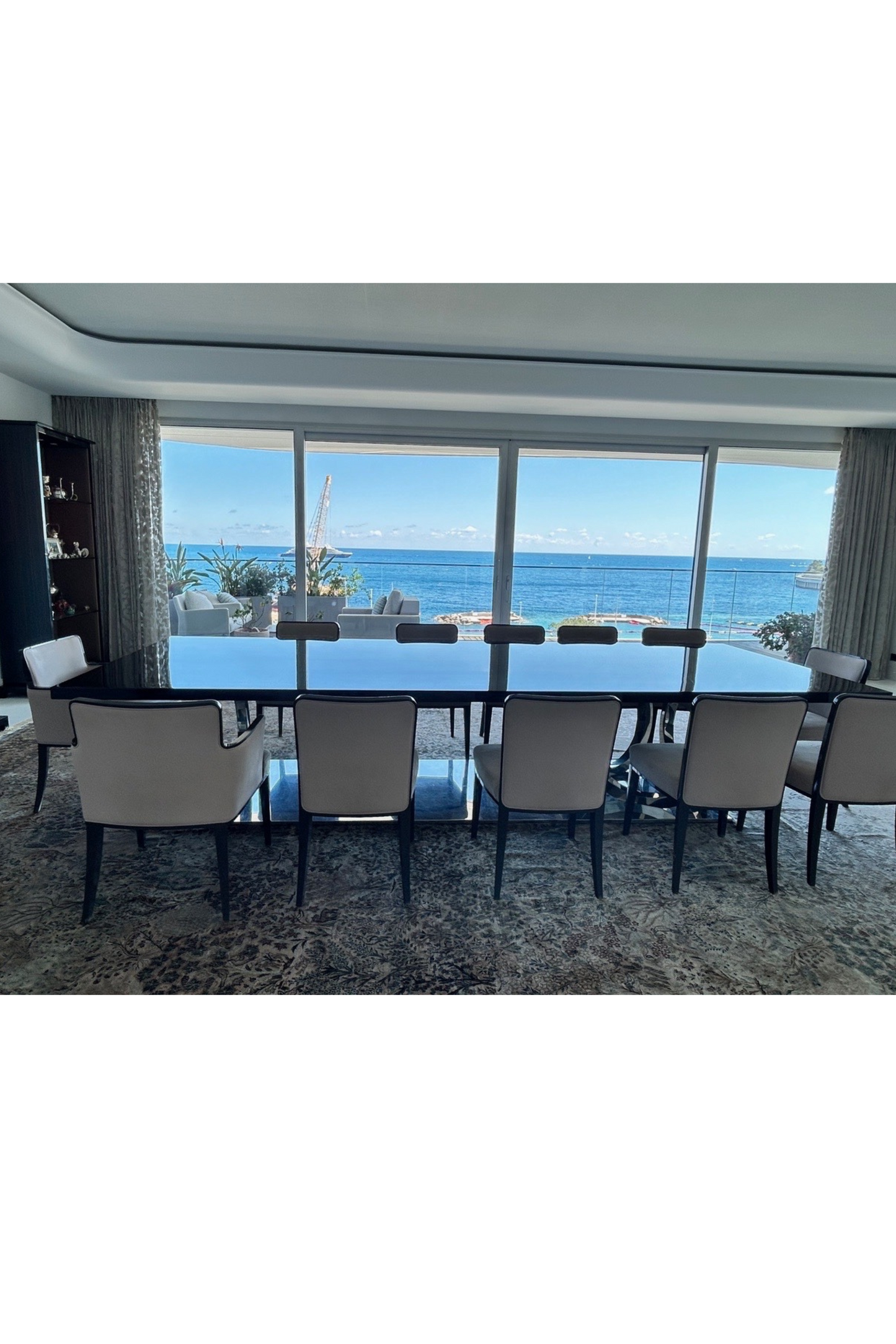 Table à manger laquée ébène FENDI