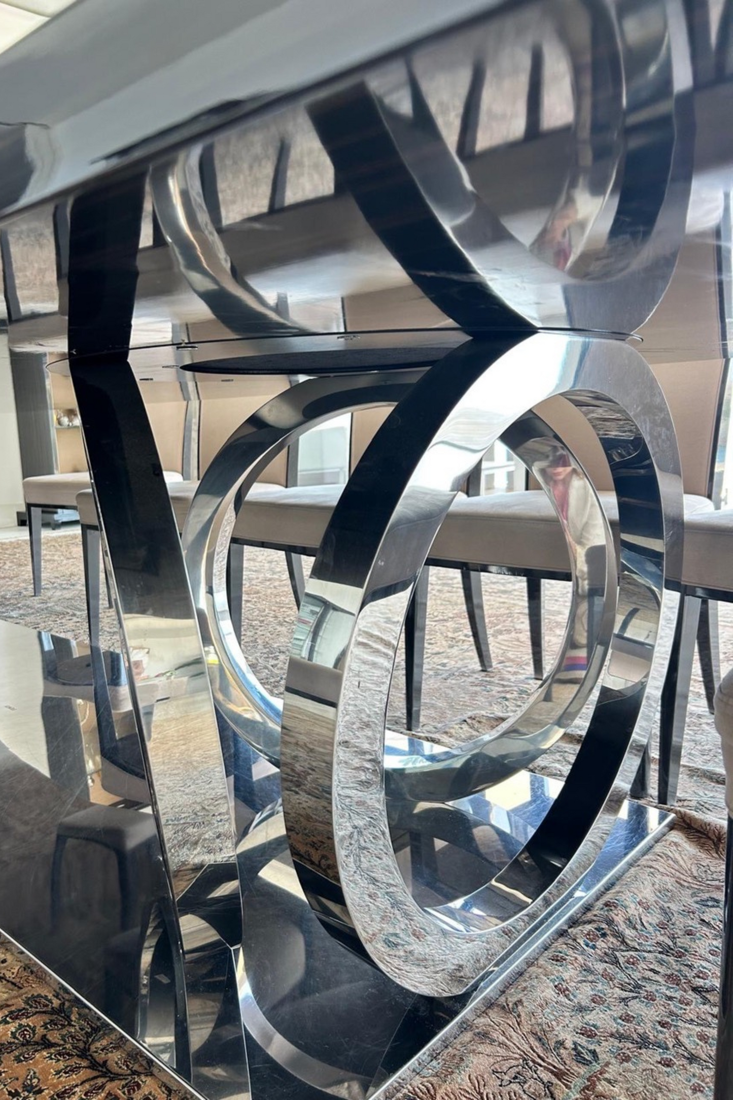 Table à manger laquée ébène FENDI