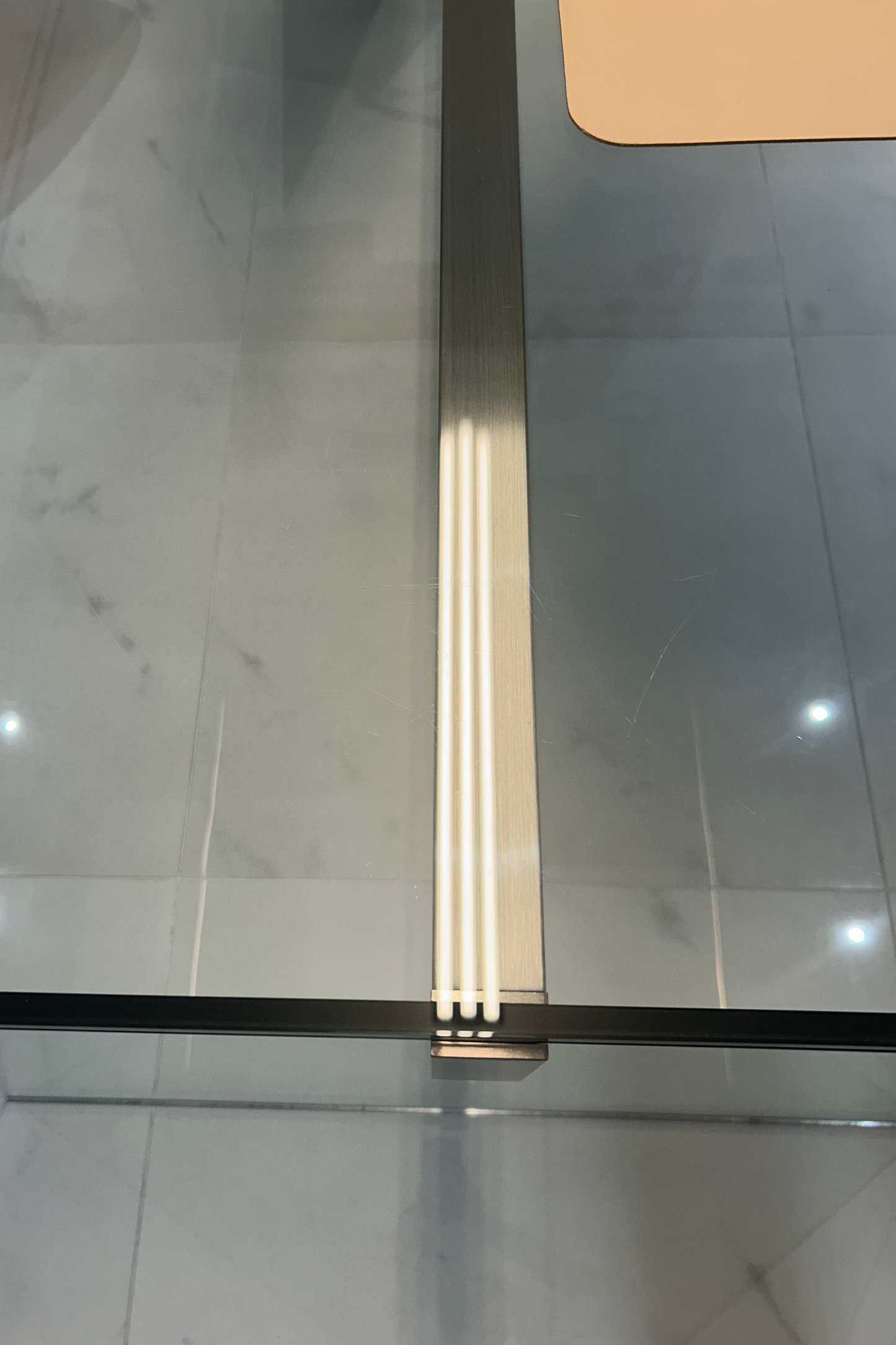 Scrivania in vetro scuro