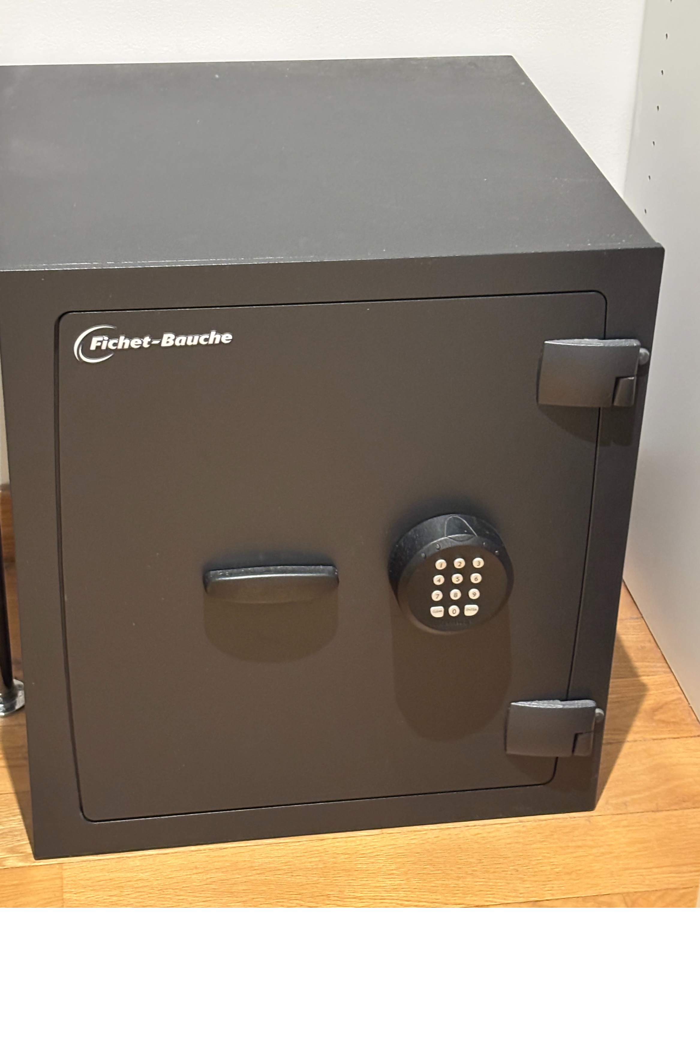 Pre loved furniture and safe for sale in Monaco