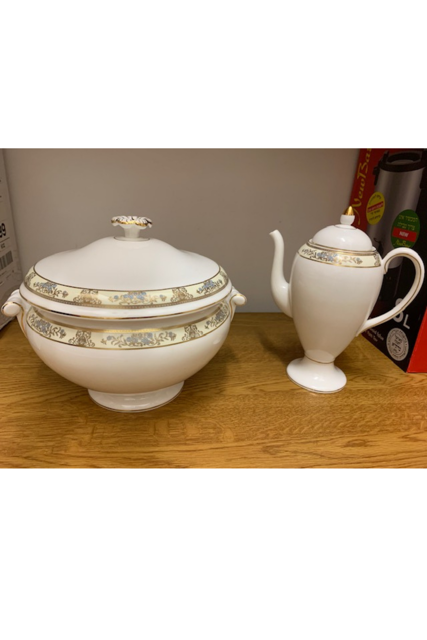Service à thé en porcelaine fine Wedgwood Cliveden avec bordure dorée