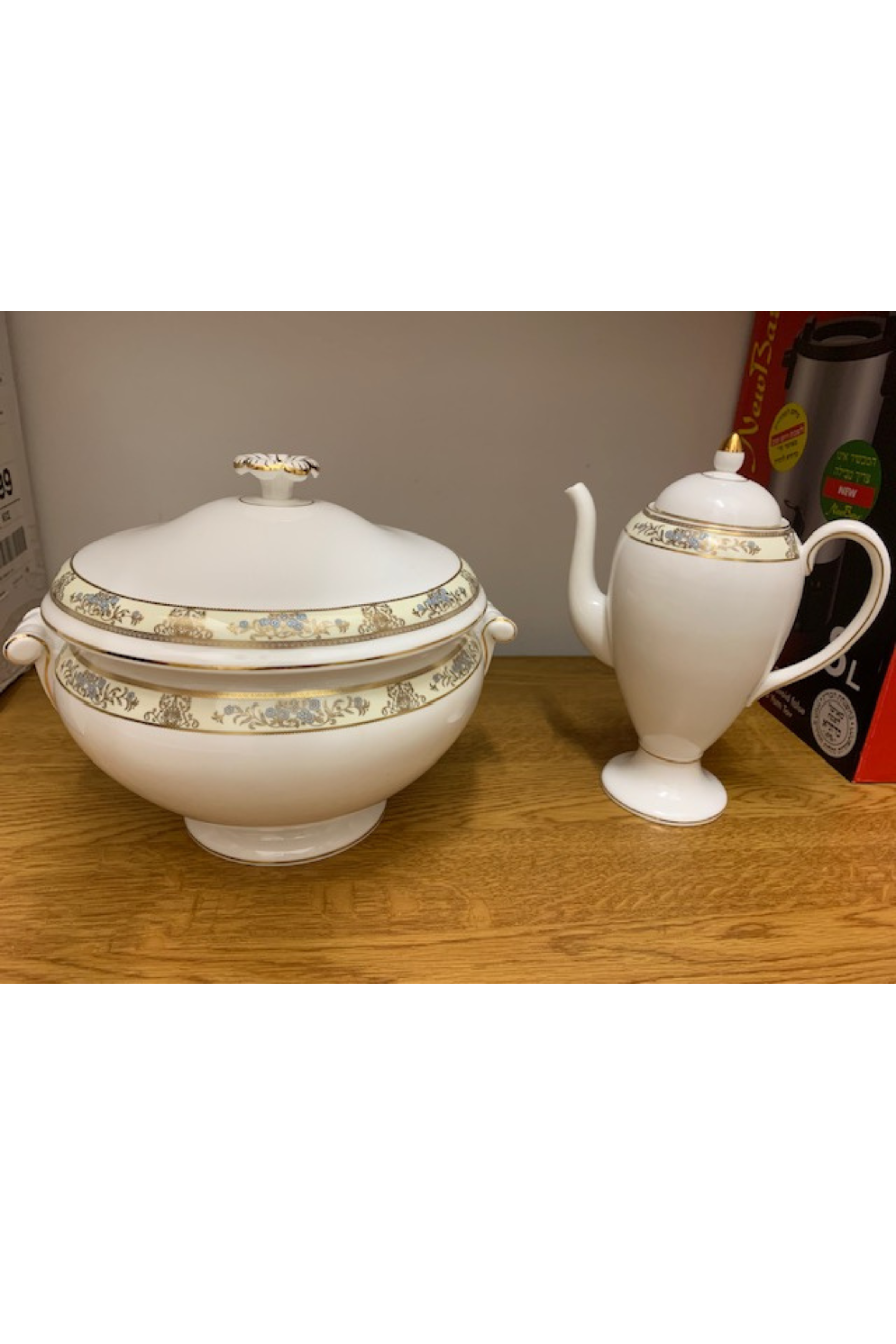 Wedgwood Cliveden Fine China Set with Gold Trim - Meubles Monaco