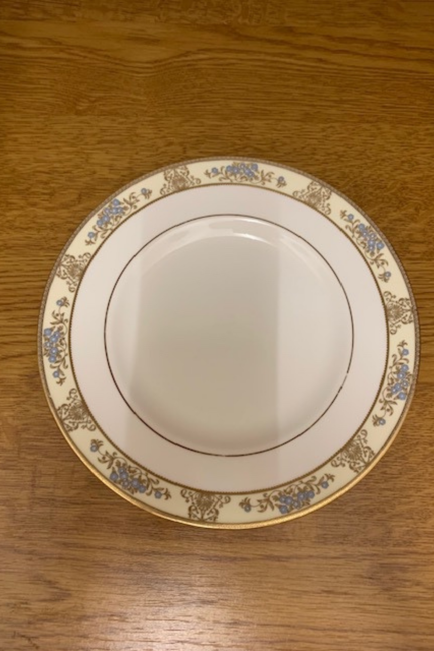 Service à thé en porcelaine fine Wedgwood Cliveden avec bordure dorée