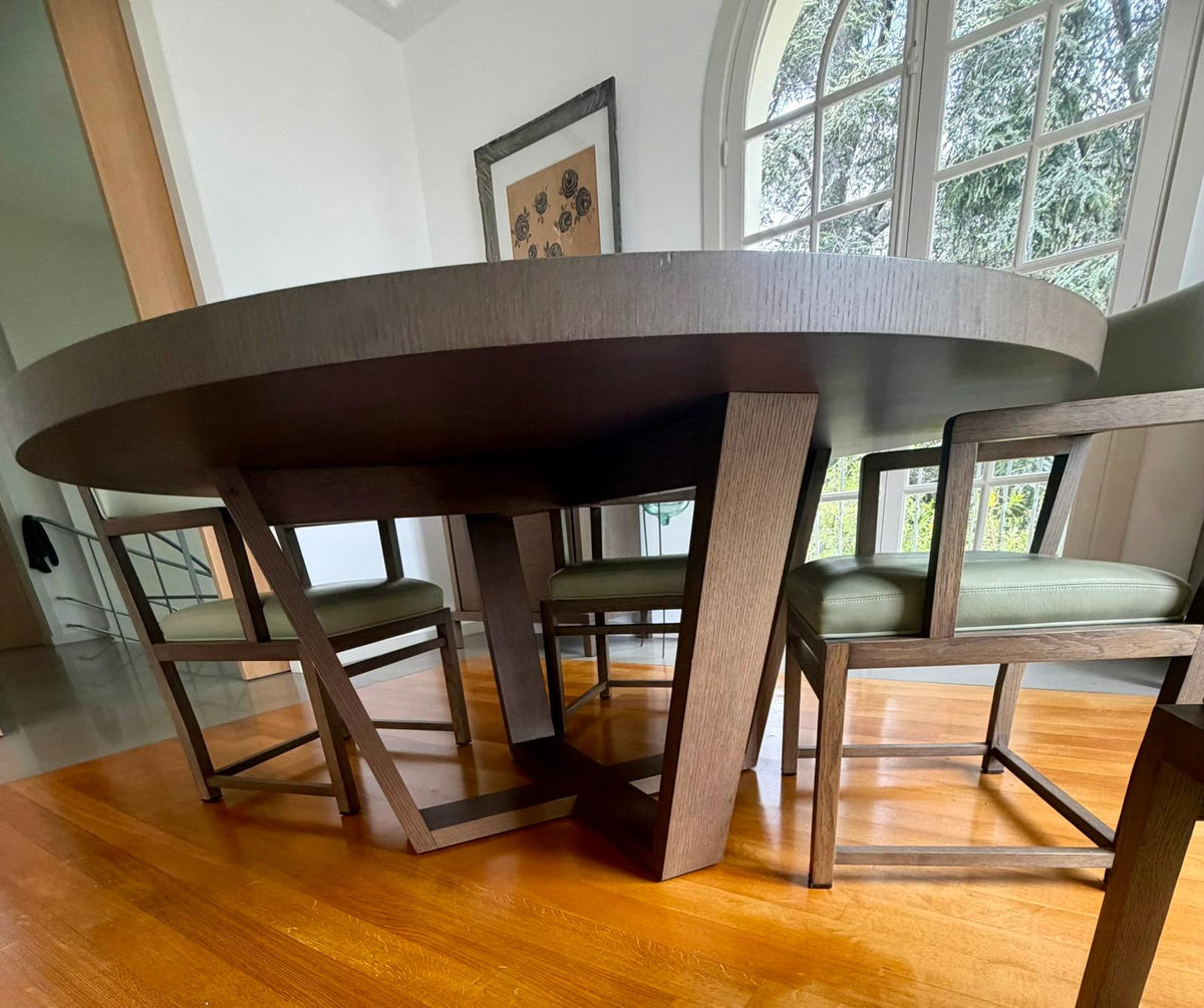 Set da pranzo in rovere grigio con tavolo rotondo, sei sedie in pelle e coppia di credenze