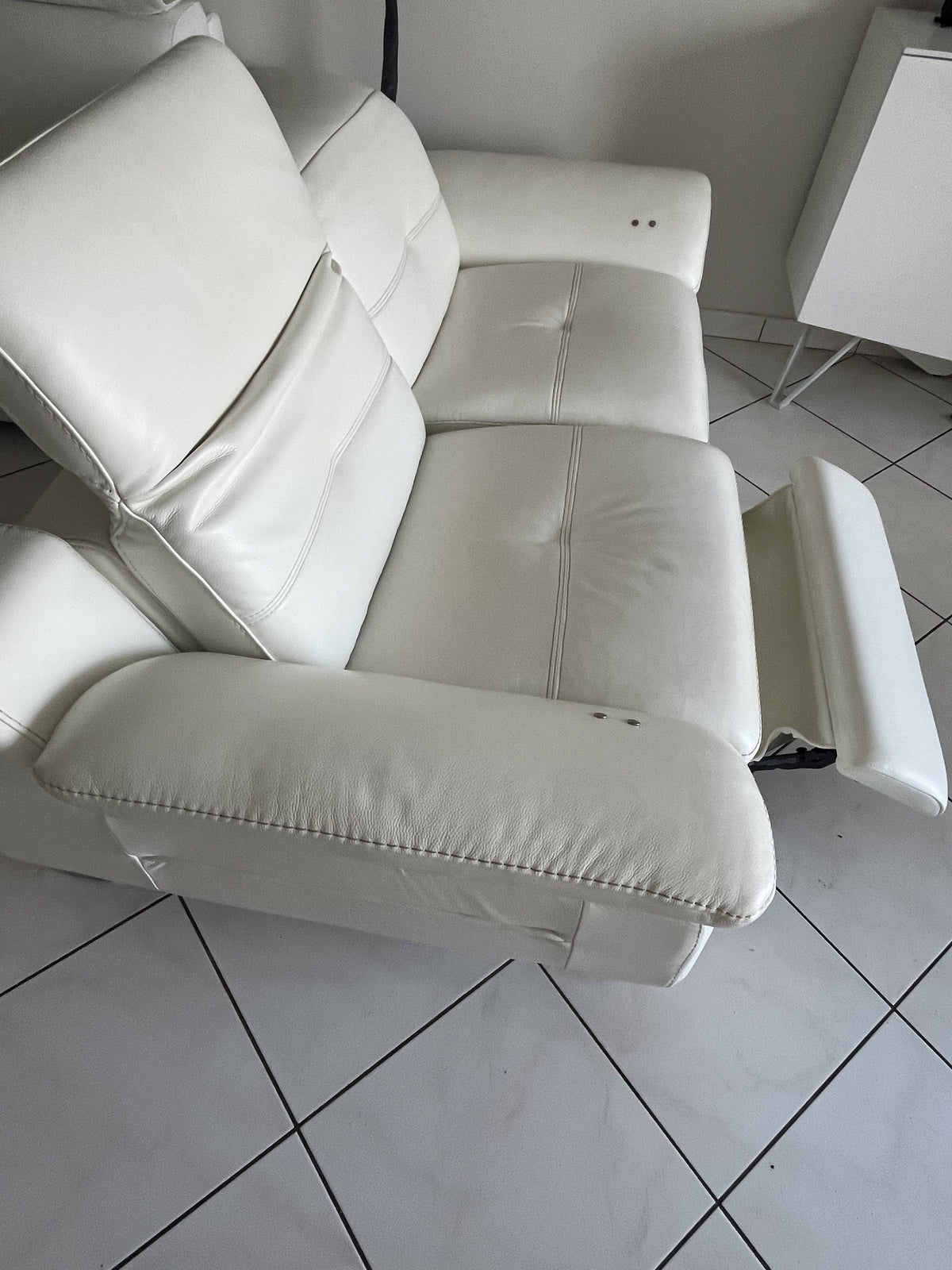 Pair of XXL Two-Seater Sofas in White Leather – One Fixed, One Electric Relax