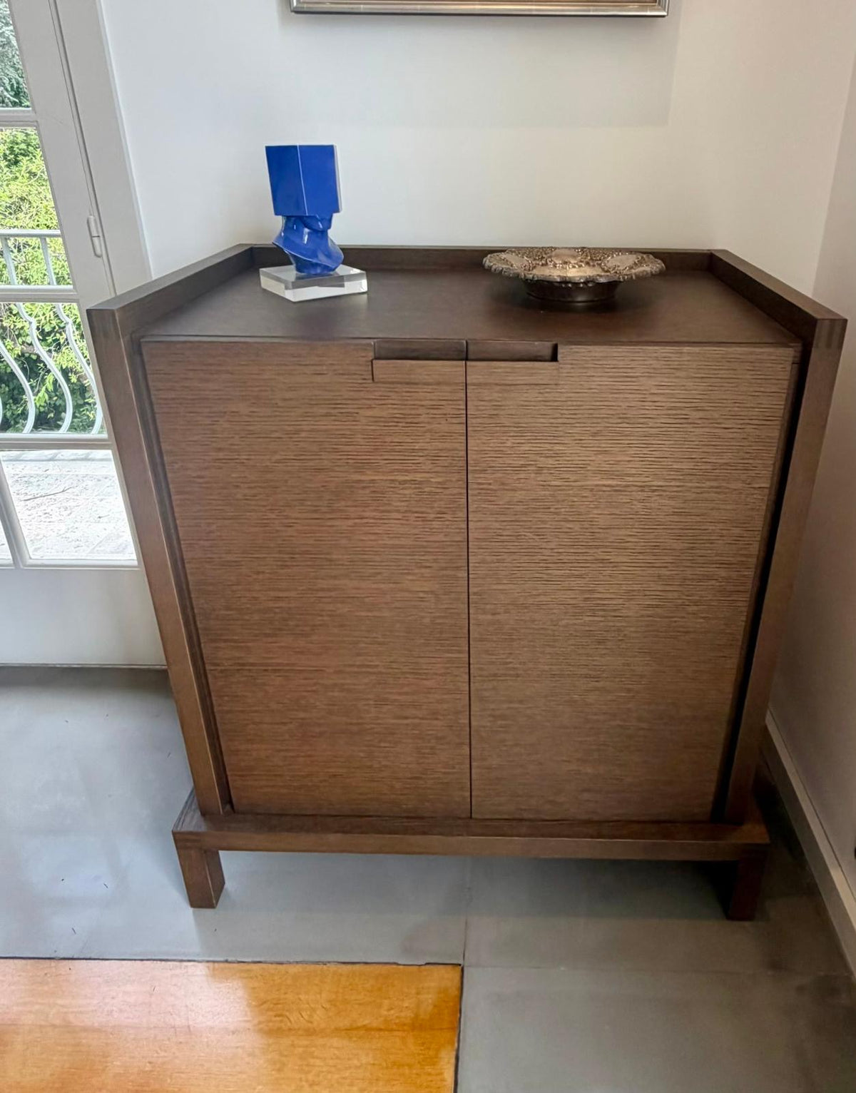 Set da pranzo in rovere grigio con tavolo rotondo, sei sedie in pelle e coppia di credenze