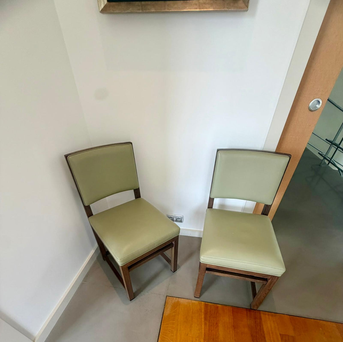 Set da pranzo in rovere grigio con tavolo rotondo, sei sedie in pelle e coppia di credenze