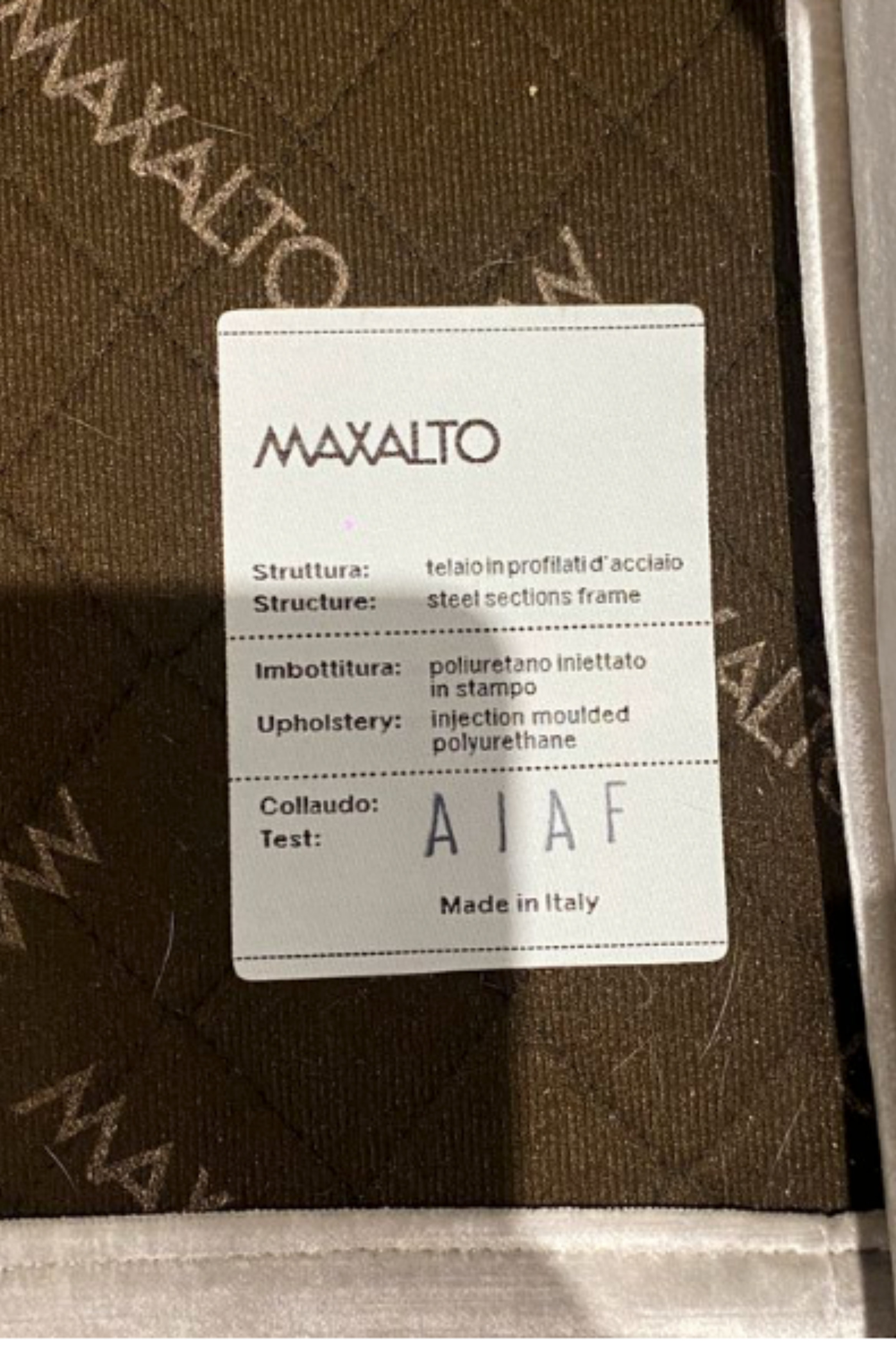 Italian-made Maxalto 3-seater sofa by Giuseppe Caminiti, showcasing sleek design and plush upholstery in a modern living room setting.