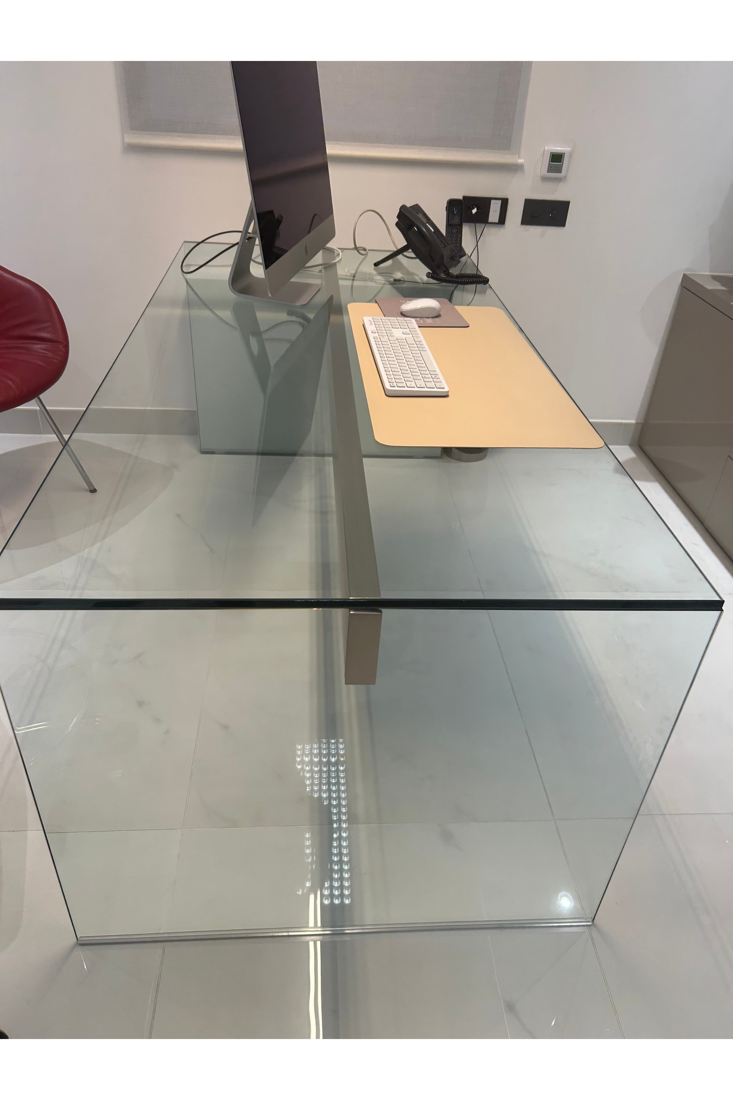 Scrivania in vetro trasparente