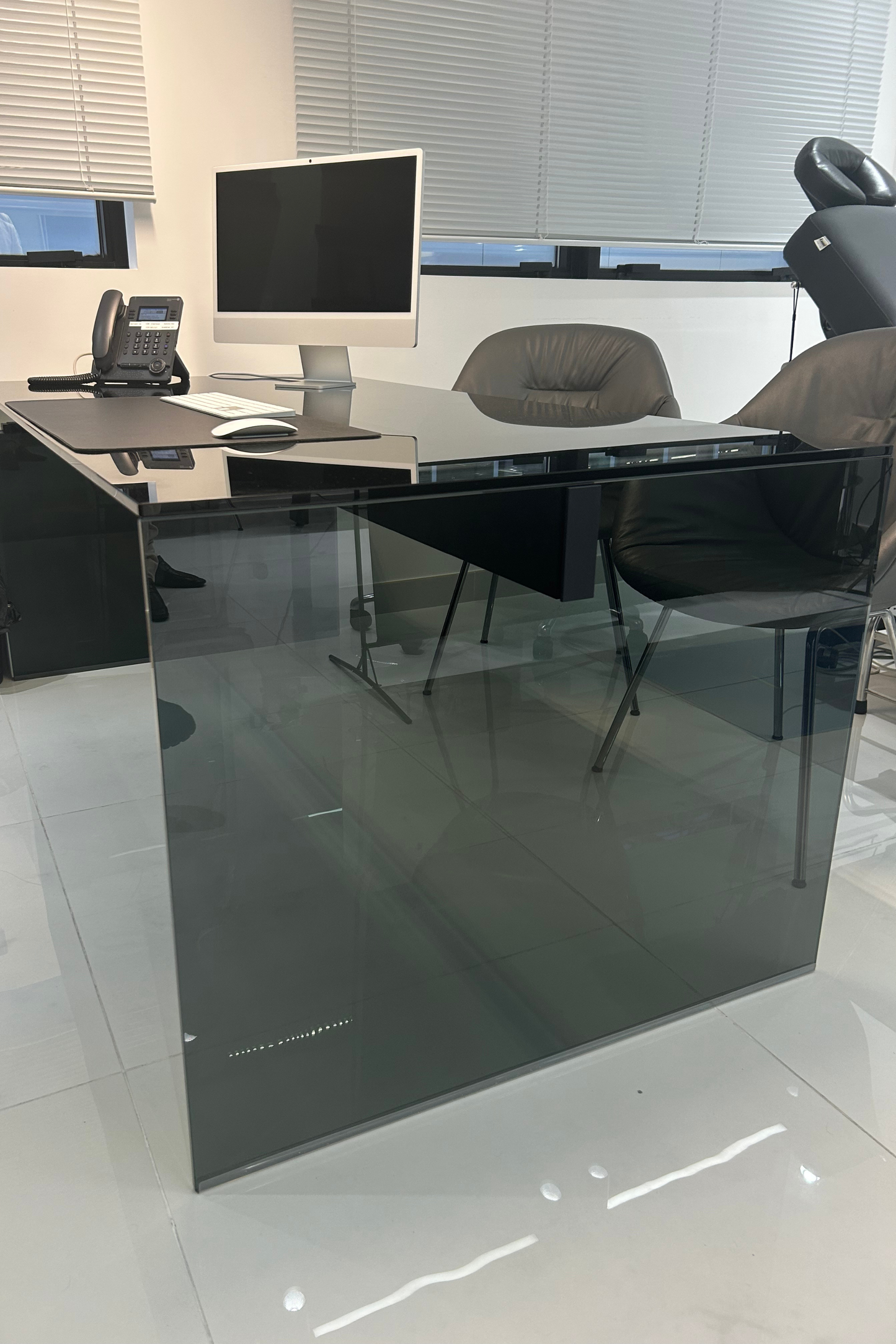 Scrivania in vetro scuro