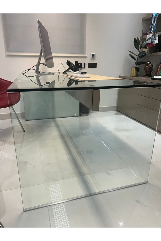 Bureau en verre transparent