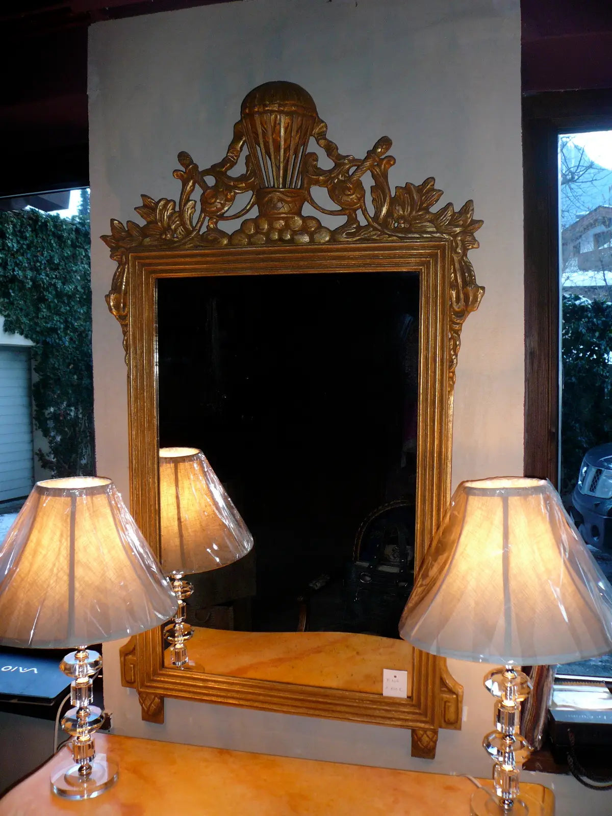 Specchio Montgolfière intagliato a mano Ghyslaine de Freijo, patina oro – 125 × 75 cm