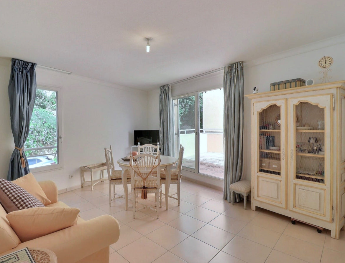 White Table and Chairs - Meubles Monaco