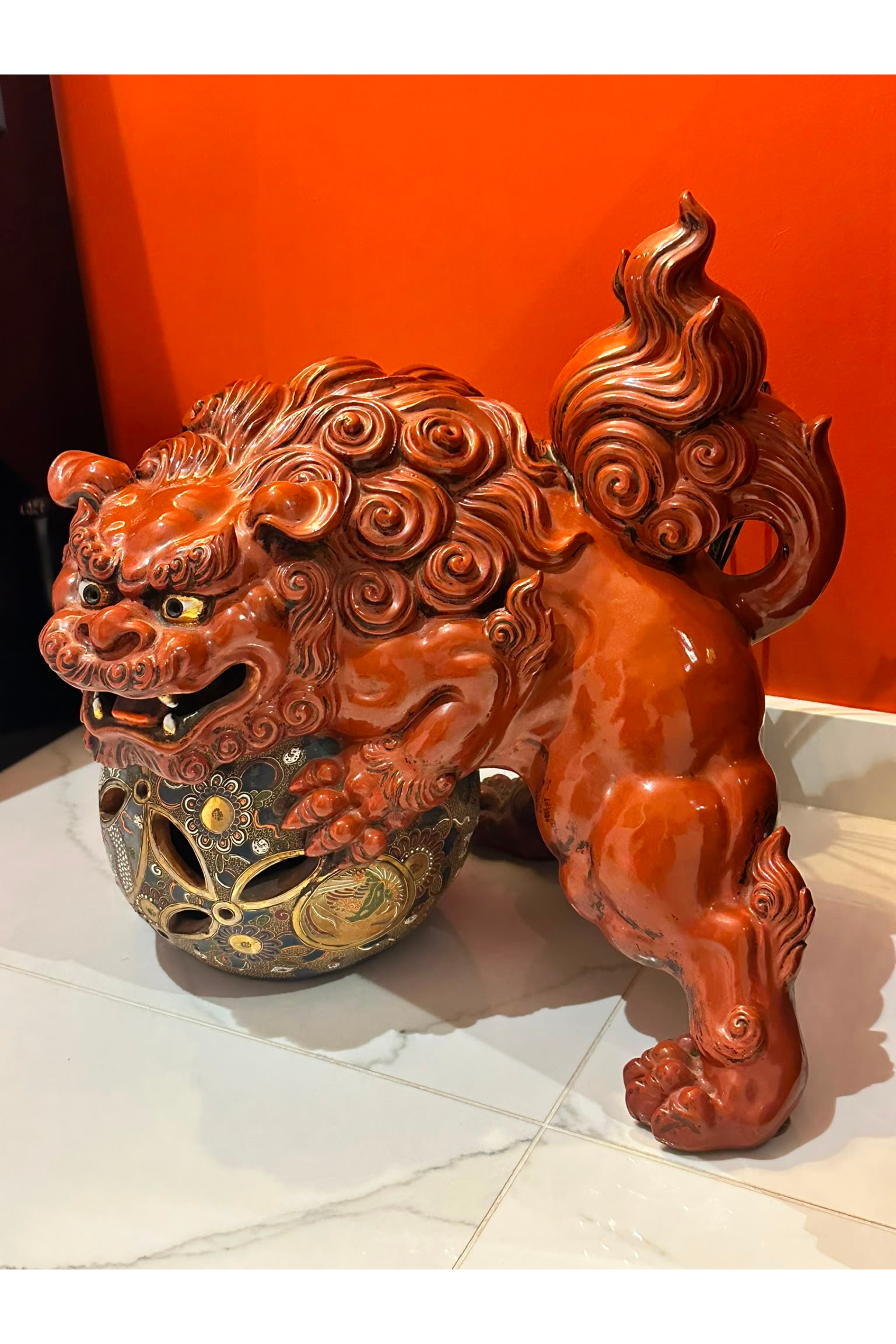 Grande sculpture de lion Shishi japonais en Kutani