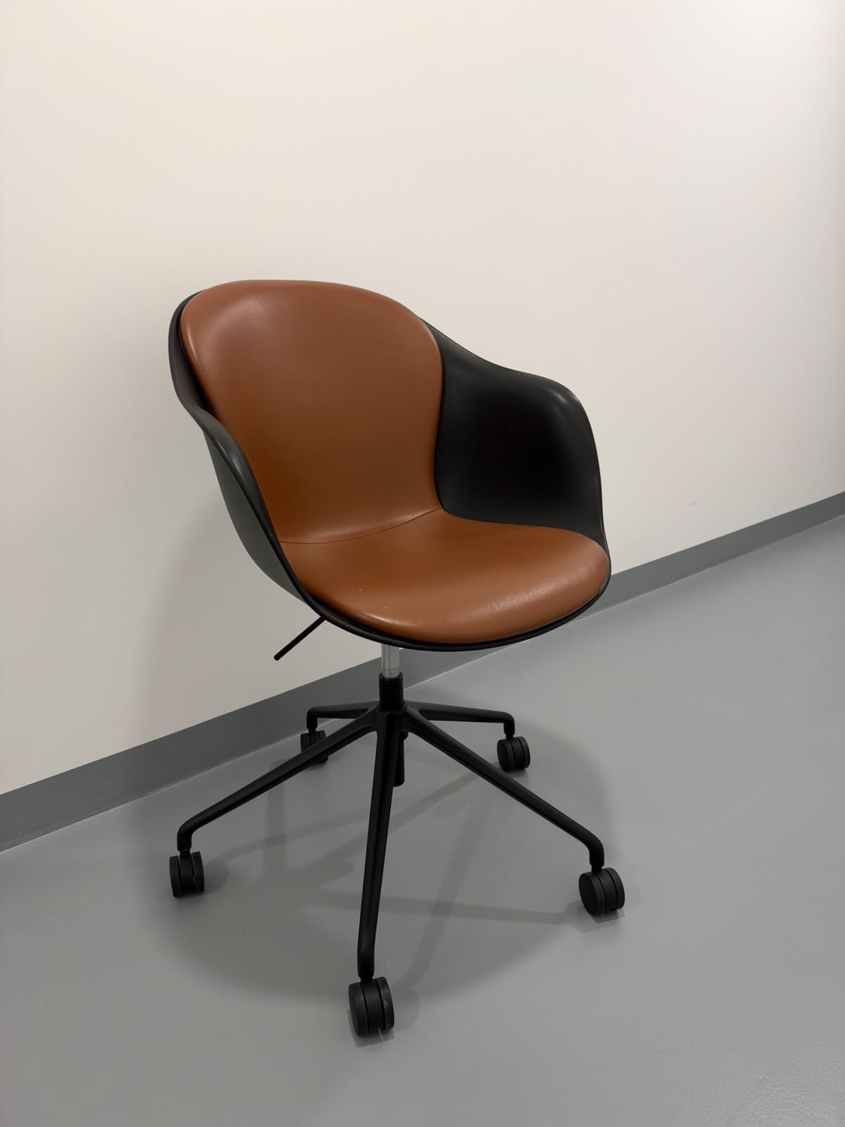 Chaise de bureau Adelaide de BoConcept en cuir cognac