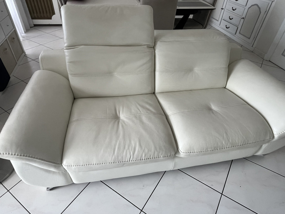 Pair of XXL Two-Seater Sofas in White Leather – One Fixed, One Electric Relax