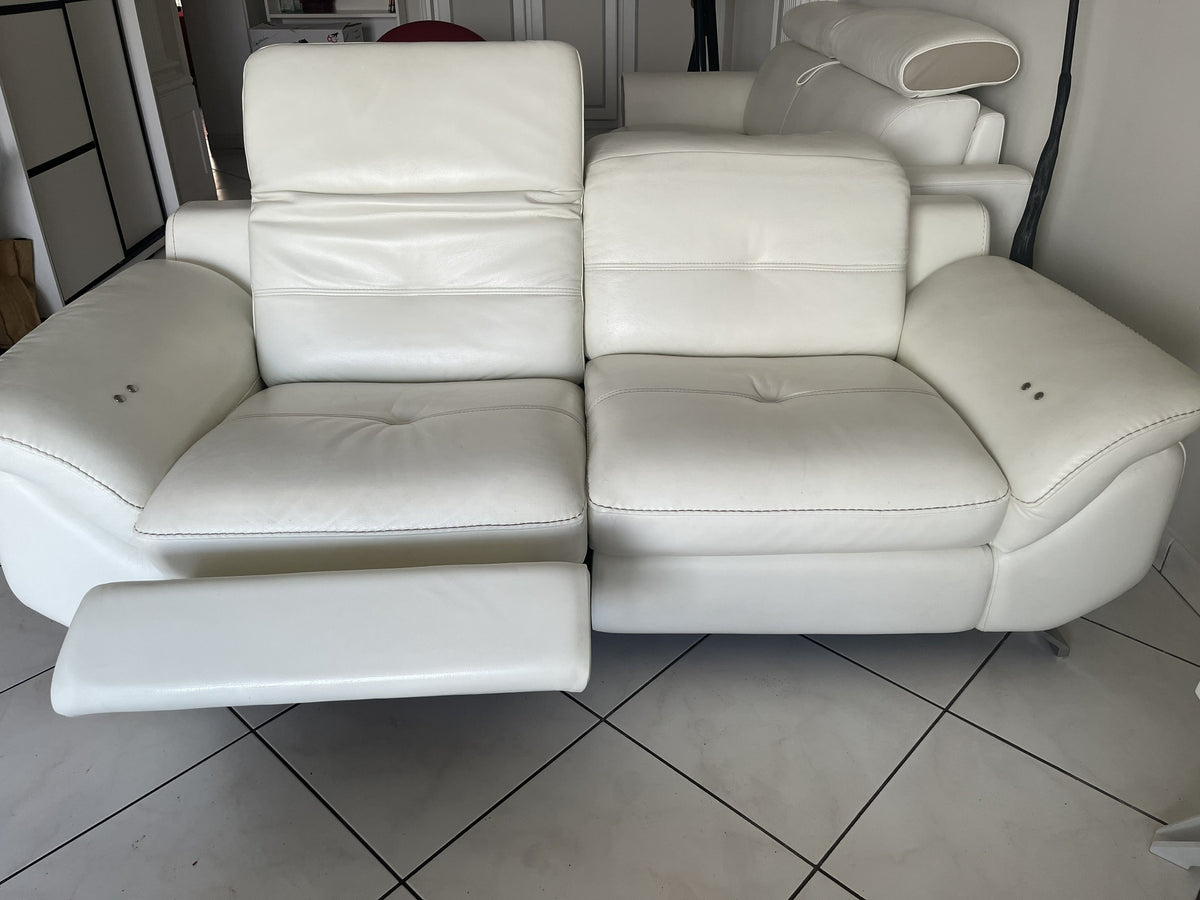 Pair of XXL Two-Seater Sofas in White Leather – One Fixed, One Electric Relax