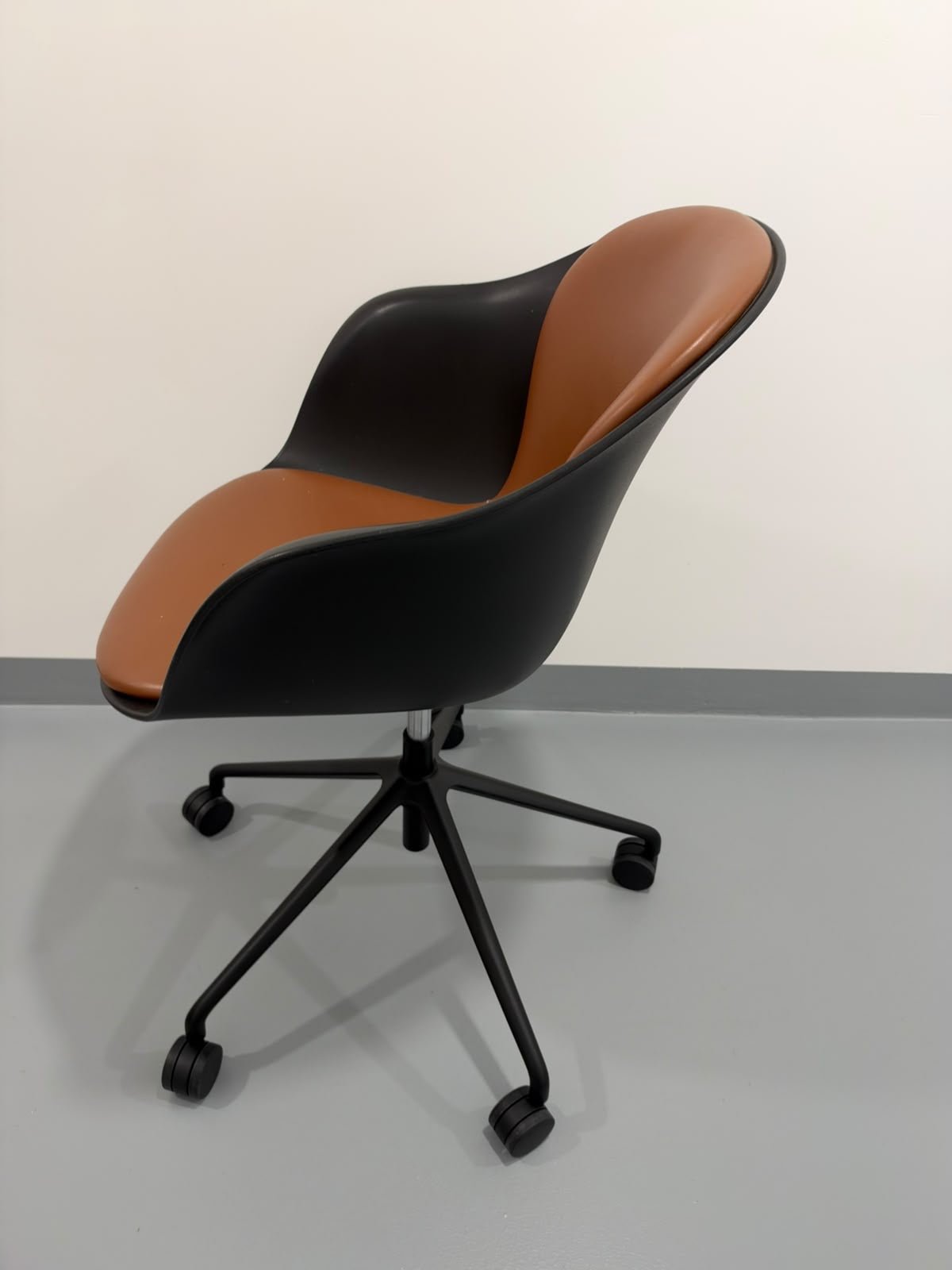 Chaise de bureau Adelaide de BoConcept en cuir cognac