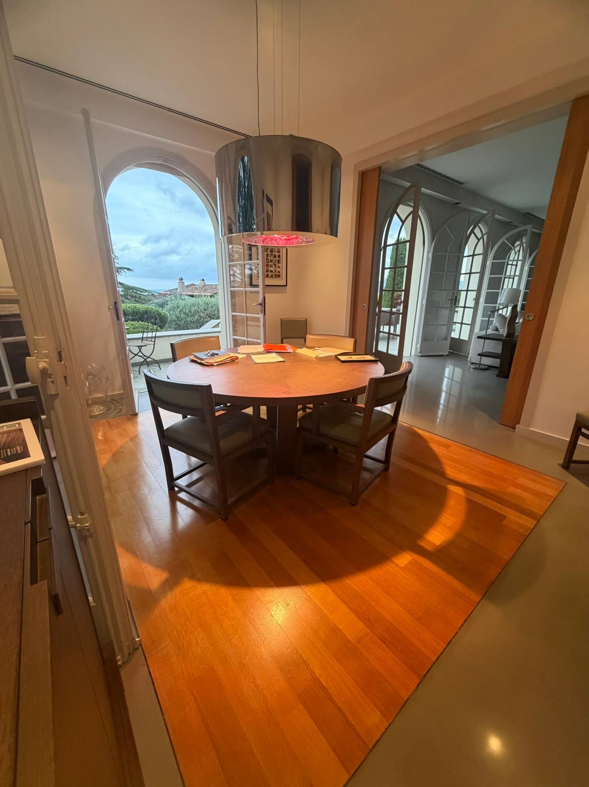 Set da pranzo in rovere grigio con tavolo rotondo, sei sedie in pelle e coppia di credenze