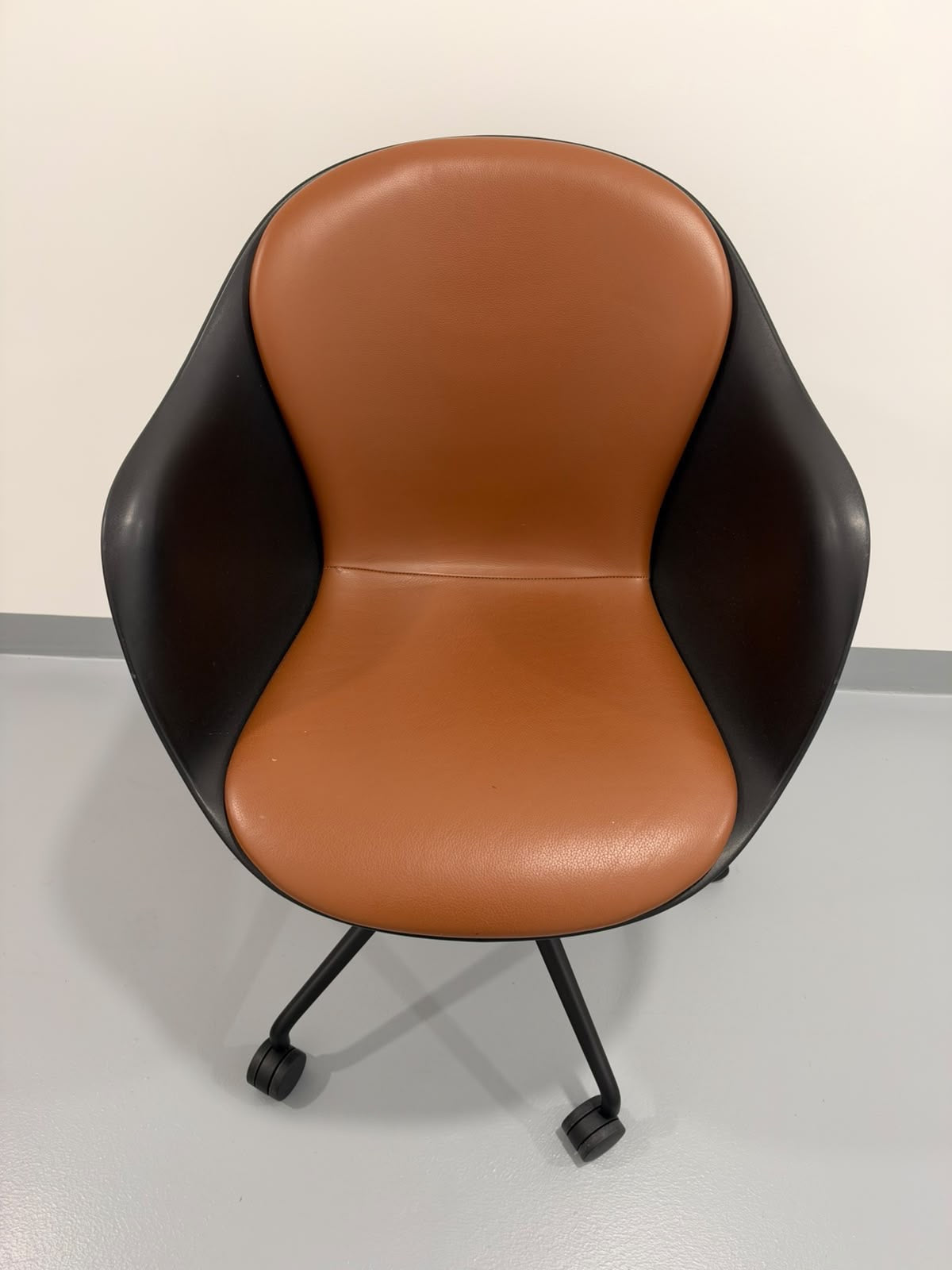 Chaise de bureau Adelaide de BoConcept en cuir cognac