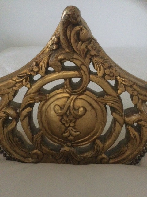 Elegant Baroque-Style Sofa – Hand-Gilded Frame