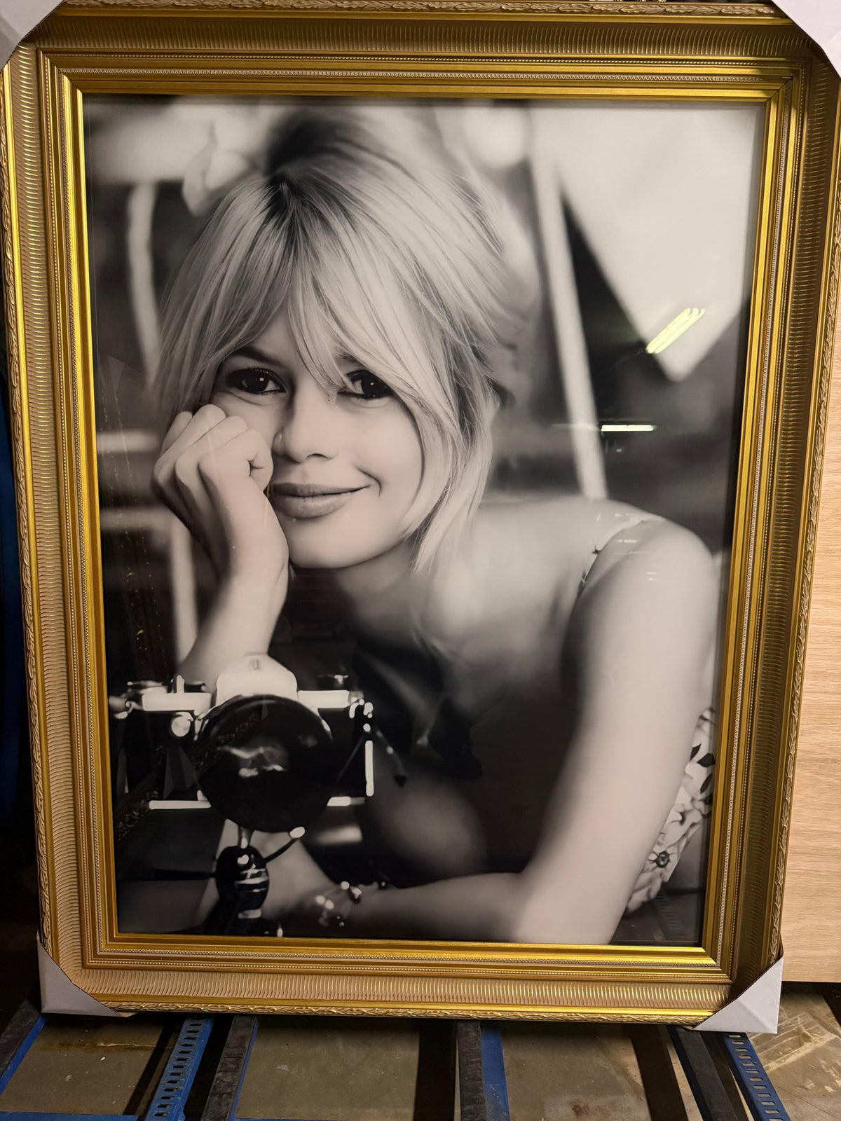 Large Framed Decorative Print in Ornate Gilt Frame – 135 × 105 cm